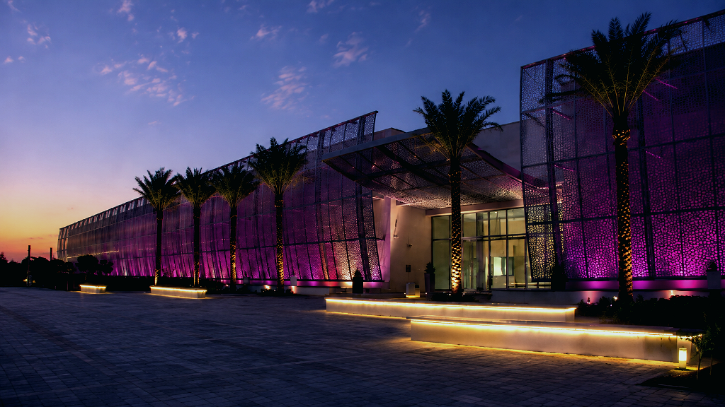 Fachada iluminada do Manarat Al Saadiyat, em Abu Dhabi