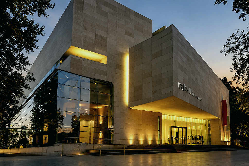 Fachada do MALBA iluminada ao entardecer em Buenos Aires