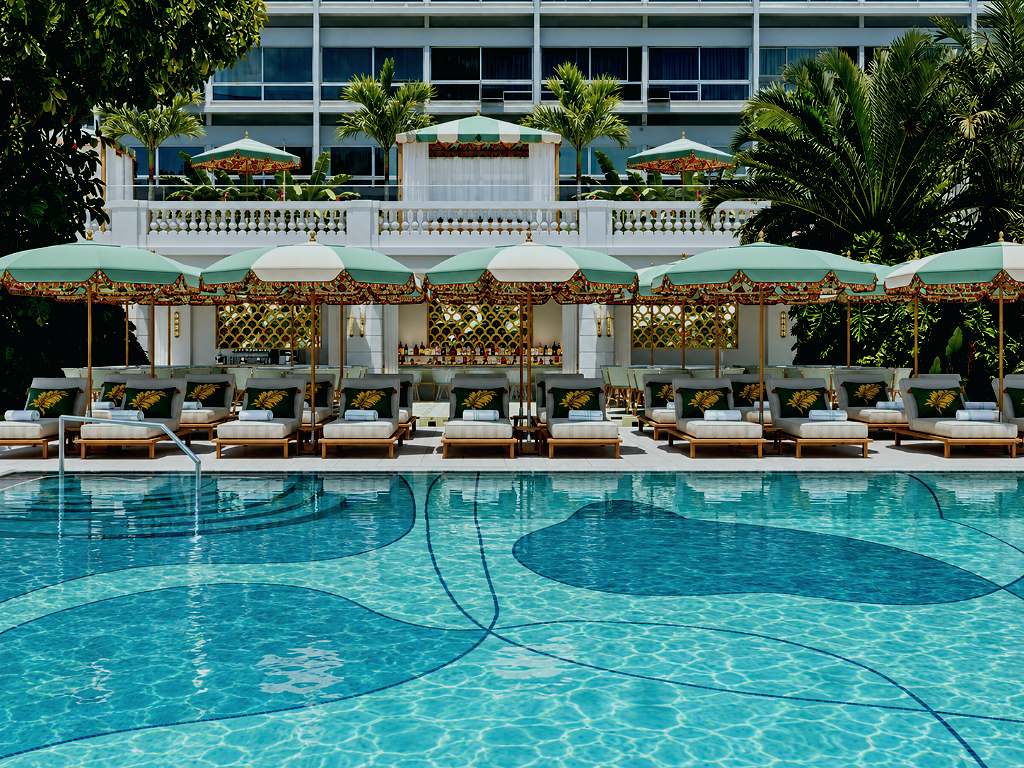Piscina do Copacabana Palace com espreguiçadeiras e guarda-sóis
