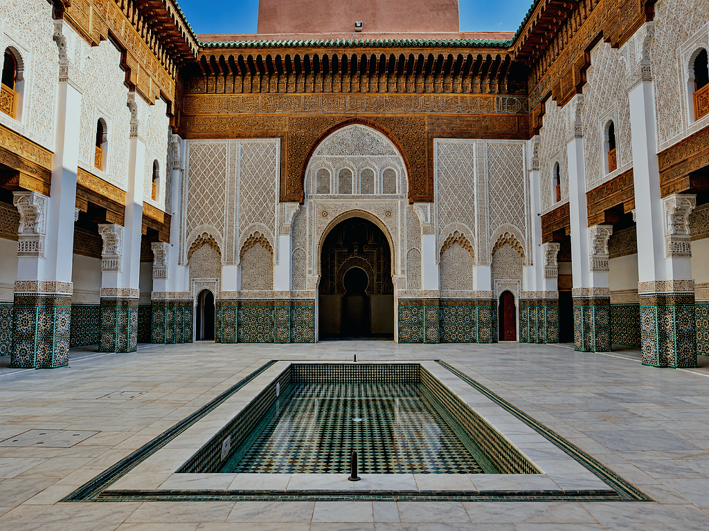 Pátio interno da Madrasa Ben Youssef em Marrakech, com zellige e arquitetura saadiana